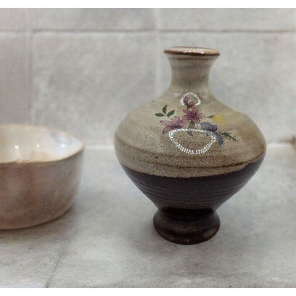 G. Stovell Bermuda Pottery vase Tan w Hand Painted Floral Design 4.5"